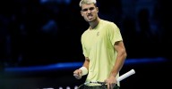 Carlos Alcaraz se sobrepone a sí mismo y arranca con victoria en las Finales ATP