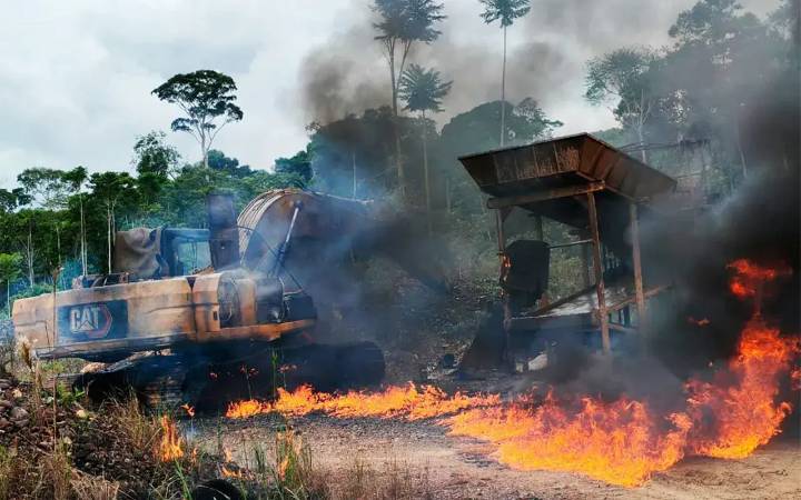 Destruyeron maquinaria de la minería ilegal que había invadido áreas naturales protegidas en Madre de Dios