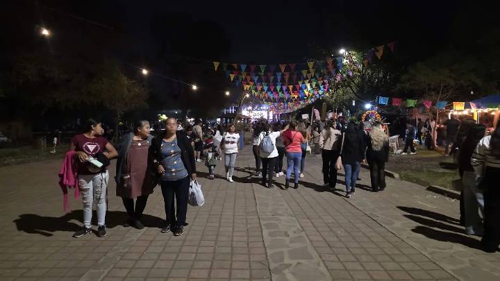Lago de Camécuaro cautiva a pobladores y turistas por Día de Muertos