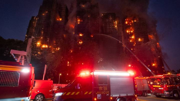 Hombre sobrevive milagrosamente en un piso 16 al infernal incendio en Hong Kong: Esto es lo que lo salvó