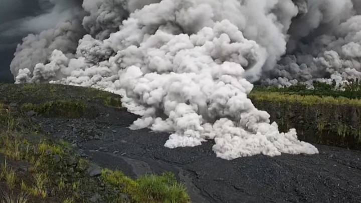 Indonesia eleva al máximo el nivel de alerta por la erupción del volcán Semeru