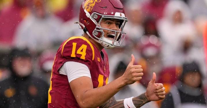 No. 17 Southern California scores final 19 points, keeps CFP hopes alive with 26