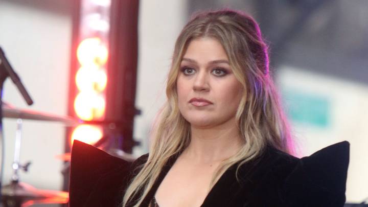 Kelly Clarkson claims ex-manager told her to get boob job