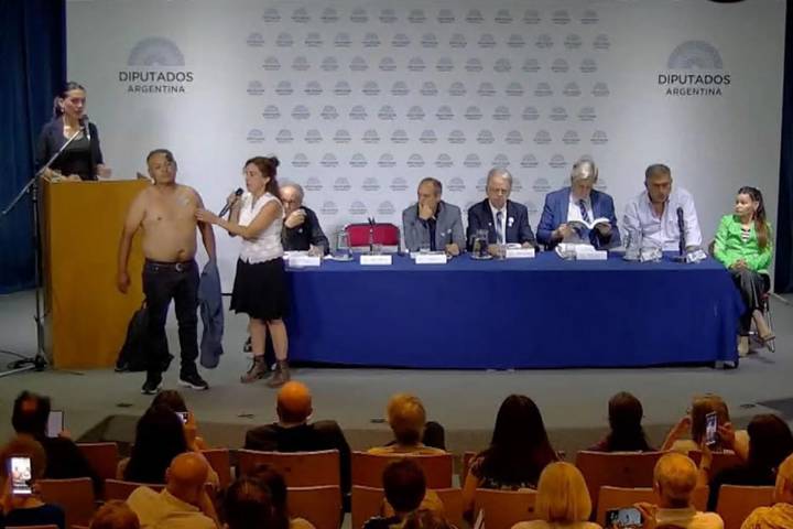 Polémica y repudio por el evento antivacunas en el Congreso: “Armaron un circo”