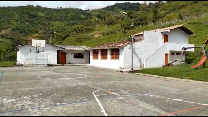 Un ataque a la educación cada cuatro días: la alerta de la JEP sobre escuelas y docentes en medio del conflicto armado