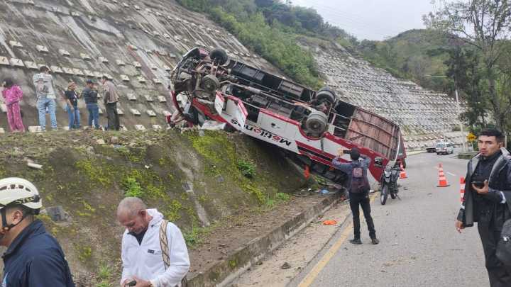 Un autobús se precipitó a un barranco y 37 personas fallecieron en Arequipa, Perú