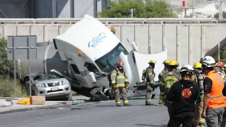 Tráiler Cargado con Gasolina es Embestido por Tren al Intentar Ganarle el Paso en Nuevo León
