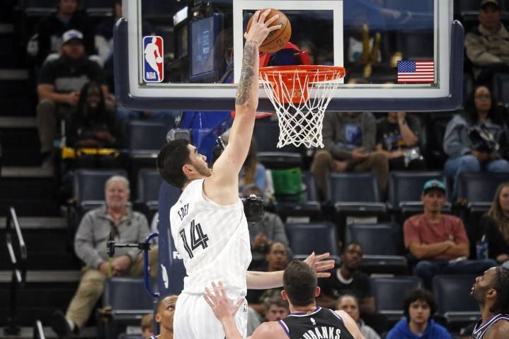 Deadspin | Grizzlies set franchise assist record, Kings drop 8th straight in blowout