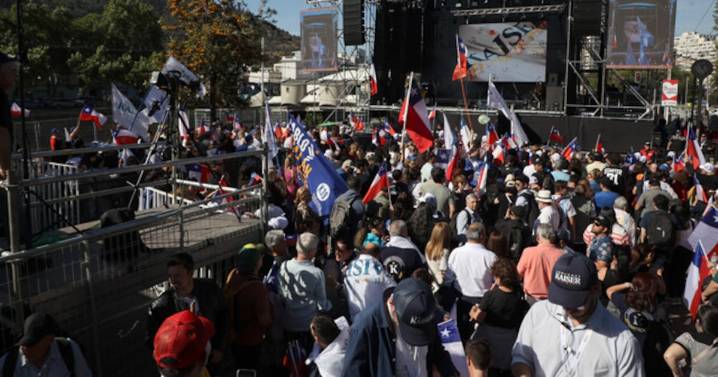 “Vuestros nombres valientes soldados...”: himno nacional con tercera estrofa marca el comienzo del acto de cierre de campaña de Kaiser