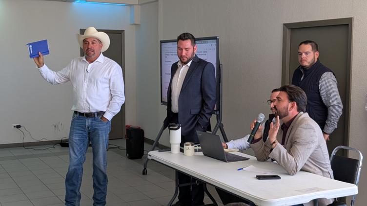 Chiflidos, interrupciones y amague; “calientan” reunión en CONAGUA 🎦