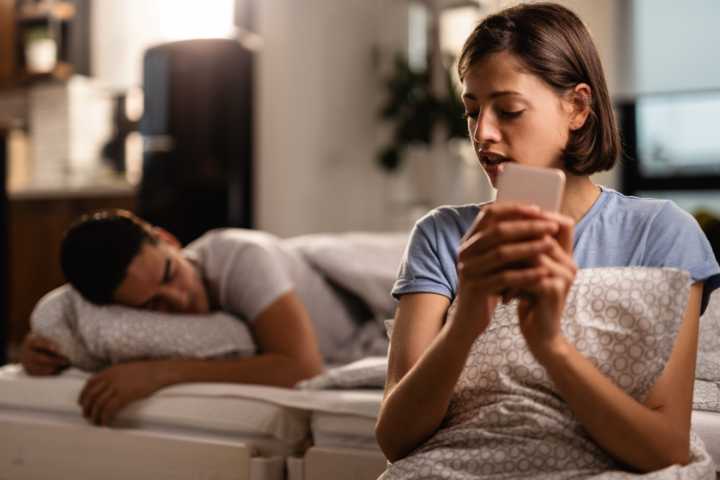 Subes una foto, pones algunos datos, le das a buscar y voilà: descubres que tu pareja te está poniendo los cuernos