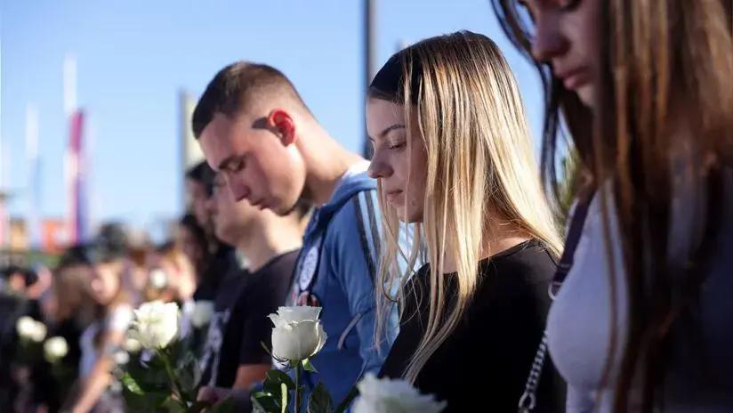 Serbia: un año después del derrumbe en Novi Sad, miles marchan en homenaje a las víctimas