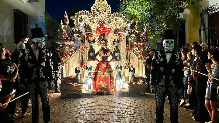 Mazatlán se vistió de arte y tradición durante la Callejoneada de Día de Muertos 2025