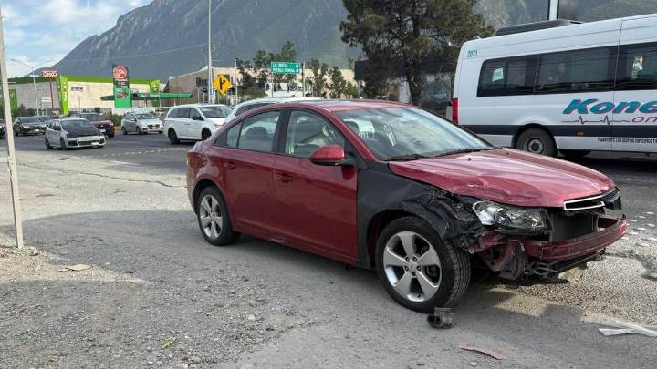 Automovilista causa aparatoso accidente vial en la Carretera Nacional en Monterrey