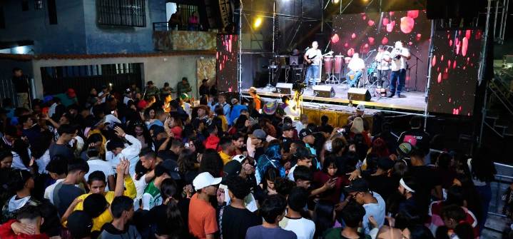 Lleno Total en la segunda moche de Conciertos de la Expo Flor y Café Caripe 2025