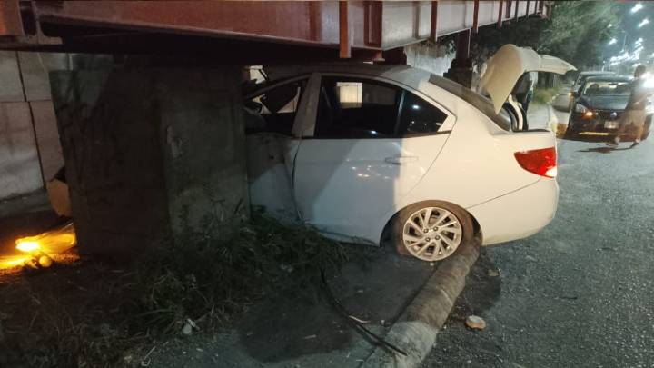 Muere conductor tras chocar contra puente peatonal en Apodaca, Nuevo León