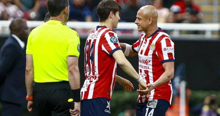 Gabriel Milito destaca el valor de “Chicharito” en Chivas, aunque no juegue