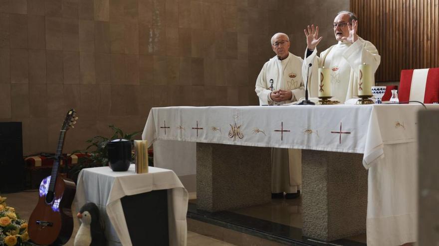 Emocionante y vitalista funeral por el escritor Javier García Rodríguez