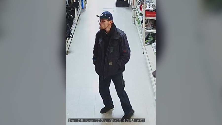 Video: Police seek robber who pulled gun on employees in Boulder