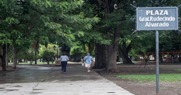 Motochorros le arrebataron el celular a una reconocida periodista salteña