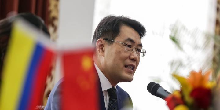 Ante pelea con Bruce Mac Master, embajador de China dio por terminado el “show”, pero no lo bajan de “vergüenza”