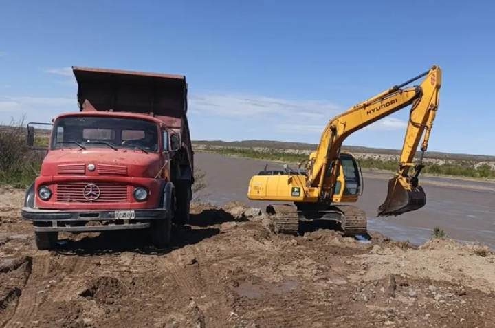 Realizan obras de contención en el Río Colorado