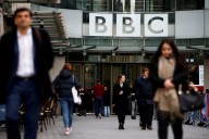 El jefe saliente de la BBC reúne al personal ante la crisis de liderazgo y la amenaza legal de Trump