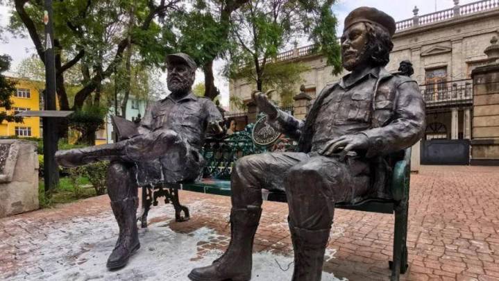 Sheinbaum frena propuesta de fundir figuras del Che y Castro para honrar a Carlos Manzo