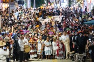 Miles de personas abarrotan la Quinta Avenida de Playa del Carmen durante el desfile “U Xiímbal Pixano’ob. Paseo de los Pixanes”
