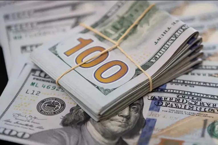 El dólar vuelve a retroceder y el mercado espera por la licitación del Tesoro