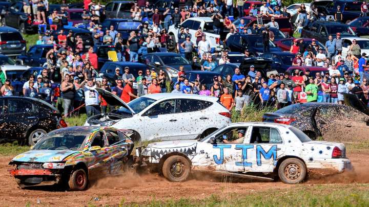 Video del momento en el que un auto de carreras pierde el control y se va contra una multitud de aficionados: hay varios heridos