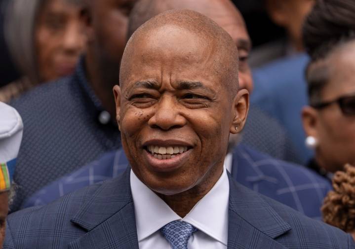 Eric Adams viaja a Israel en sus últimas semanas como alcalde