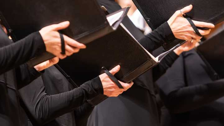 Un artista crea en A Coruña un coro único: voces reales de trabajadores para las melodías que tararean y silban en su día a día