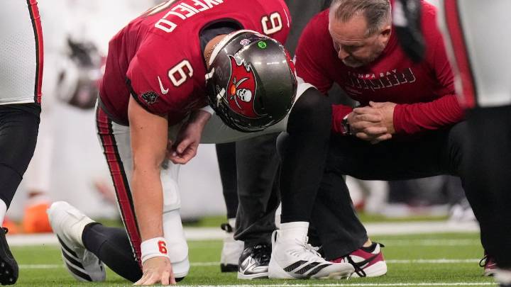 Bucs’ Baker Mayfield sprains left shoulder in lopsided loss to Rams