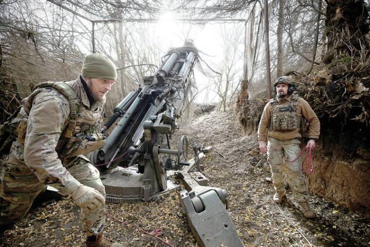 Ukraine faces ‘difficult choice’ over us plan to end war, Zelenskyy says