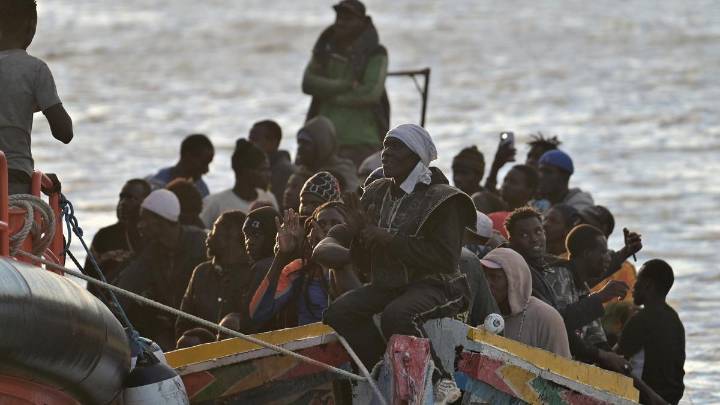 Cuatro migrantes se lanzan al mar en busca de ayuda tras quedar su cayuco sin combustible