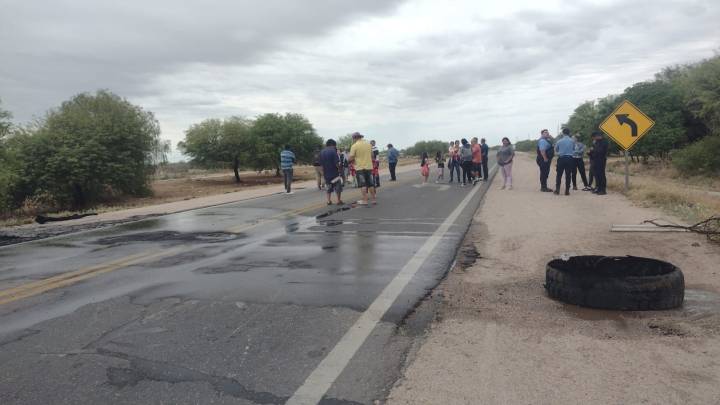 Vecinos del barrio Agrupación Gaucha 1 cortan la ruta 38 en reclamo por la falta de agua