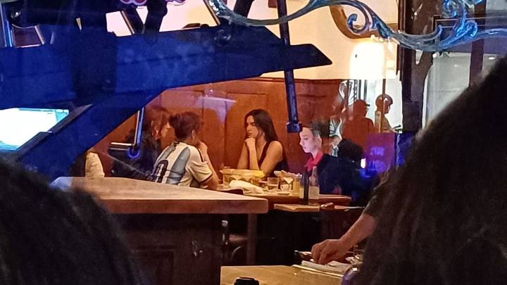 Dua Lipa en Palermo: cenó en un clásico porteño tras el Superclásico y cautivó a sus fans