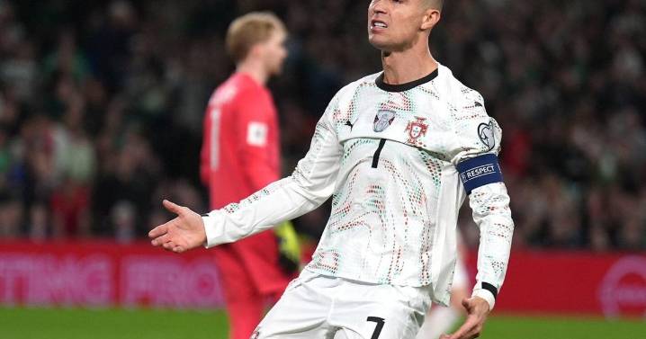 Cristiano Ronaldo scores from a bicycle kick for Al