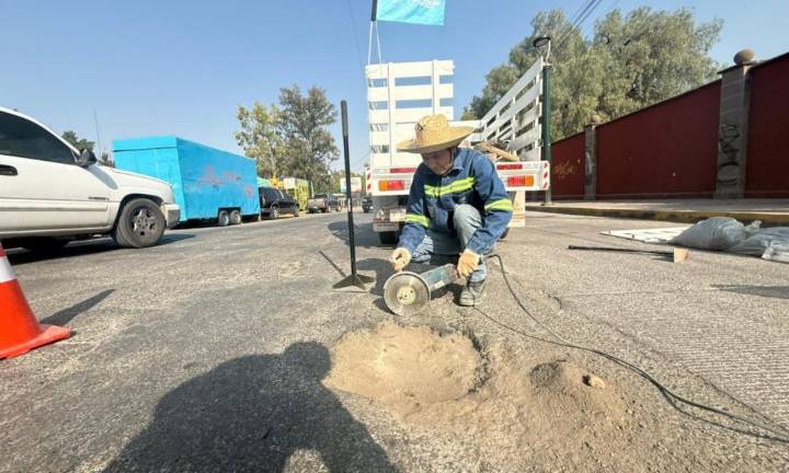 Realizan labores de bacheo en la Calzada de Guadalupe
