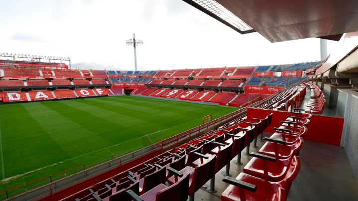 La bajada de cota del césped y las esquinas, los otros dos frentes a resolver en el estadio del Granada CF