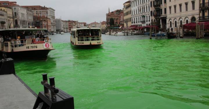 Tiñen de verde el canal de Venecia por protesta climática