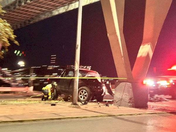 Muere prensado al estrellarse contra puente peatonal