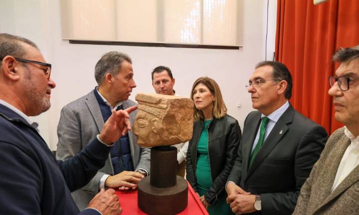 Restauran un modillón antropomorfo de la Torre Alfonsina hallado junto a la ermita del Cristo de la Carrera