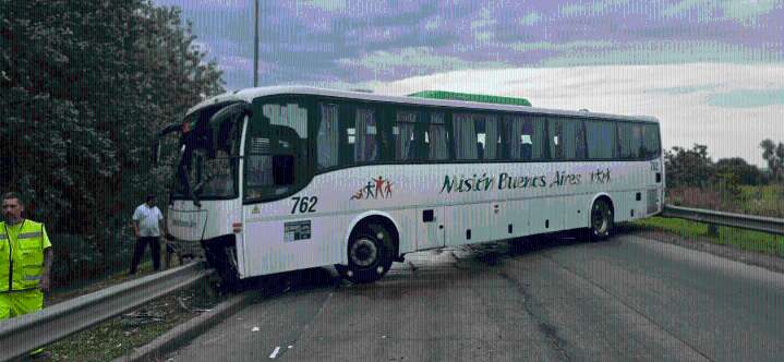 Otro choque en la autopista: un colectivo con pasajeros chocó contra el guardrail