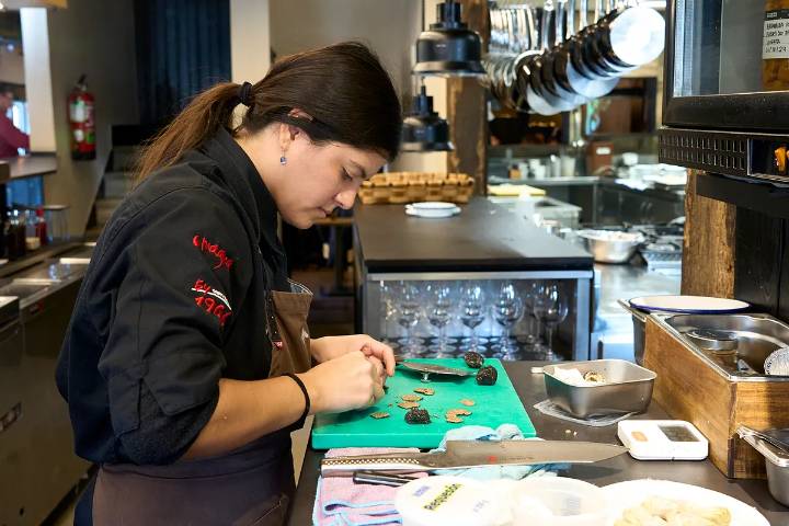 El salario medio de los jóvenes menores de 25 años bajó un 1% en 2024, la primera caída desde 2016, pese a la subida generaliza del 5%