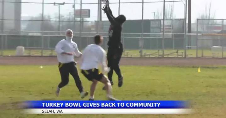 Selah's Turkey Bowl food drive combines football and community giving