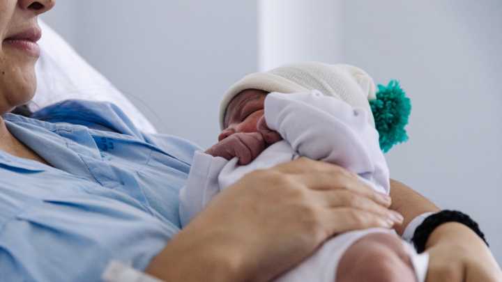 La nueva cara de la maternidad en España: madres más tardías, de otras culturas y menos hijos
