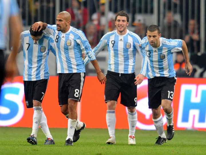 La sanción de la AFA a Verón y los jugadores de Estudiantes hizo estallar las redes de memes: "Perdón por decirte inglés"