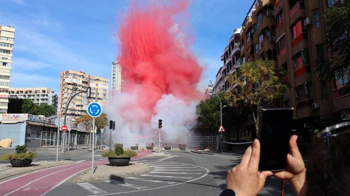 Una mascletá que reproduce los colores de Sant Jaume concentra miles de personas en las fiestas de Benidorm